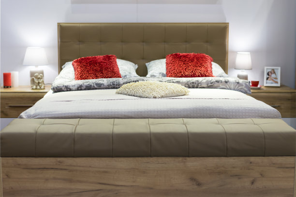 新的双人卧室，有枕头和床罩。舒适的家的概念图片下载