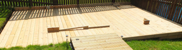 倾斜花园中新建的木质甲板图片下载