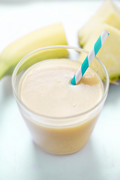 菠萝菠萝香蕉冰沙配蓝吸管图片下载