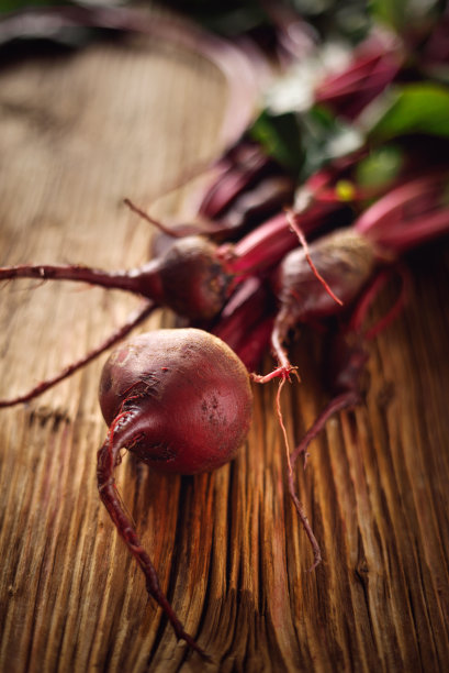 新鲜甜菜根，一束有机种植的红甜菜图片下载