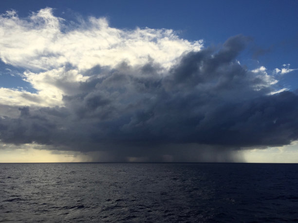 积雨云在海上图片下载