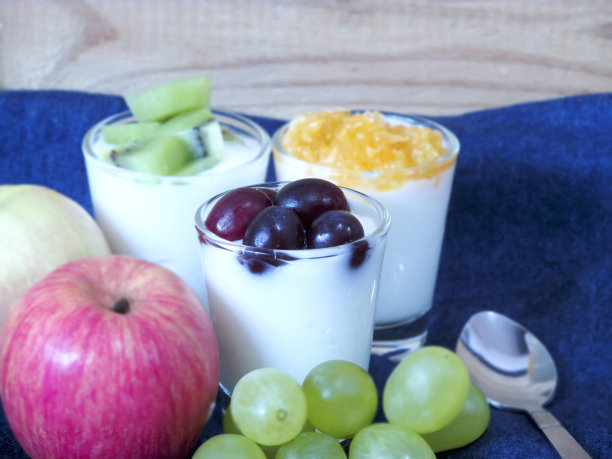 酸奶新鲜的水果放在木头上图片下载