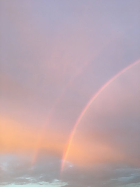 日落时双彩虹的垂直视图图片下载