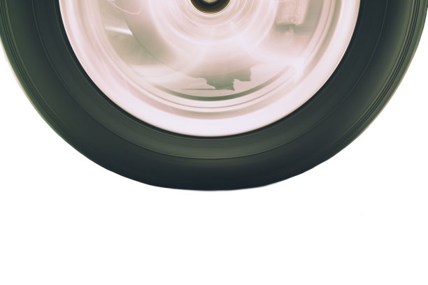 近距离的车辆轮胎和轮辋旋转与模糊运动上的白色背景与裁剪路径图片下载