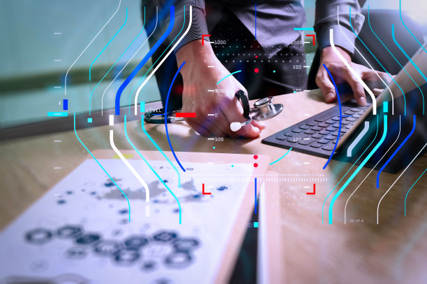 医疗技术的概念。医生手工作与现代数字平板dock屏幕电脑与医疗图表界面，太阳耀斑效果照片图片下载