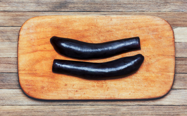 切茄子在砧板上木背景俯视图特写图片下载