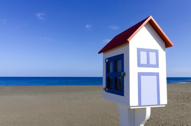 海滩上的房子，房地产标志图片下载