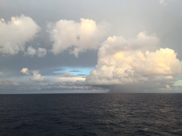 海景和美丽的云图片下载