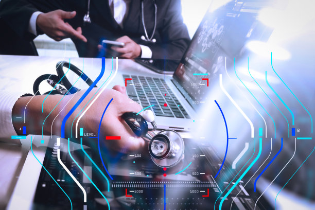 医疗技术网络团队会议概念。医生手持智能手机现代数字平板电脑笔记本电脑图形图表界面，双曝光效果照片图片下载