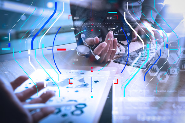 医疗技术网络团队会议概念。医生手操作智能手机现代数字平板电脑笔记本电脑图形图表界面，太阳耀斑效果照片图片下载