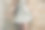 靠砖墙的女人。图片下载