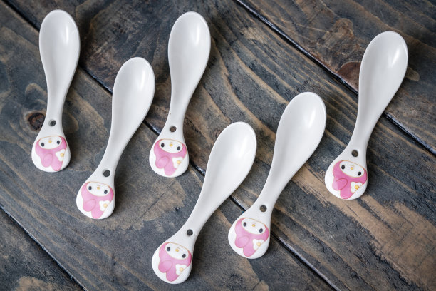 简单的儿童白色汤匙图片下载