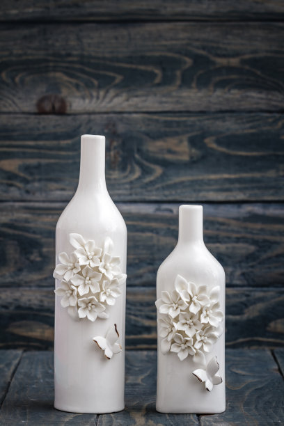 装饰白色花瓶在蓝色背景图片下载