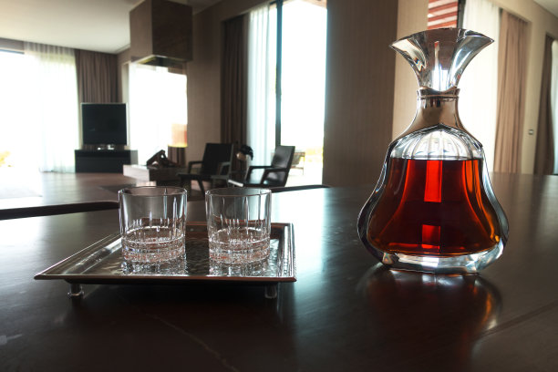 餐桌上的红酒醒酒器和酒杯图片下载