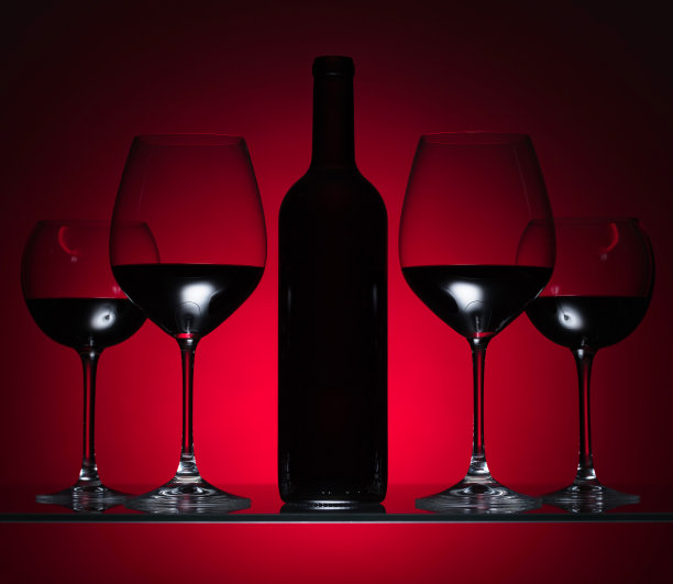 杯子和一瓶红酒。图片下载