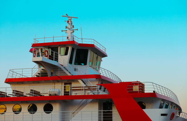 大型红色渡轮甲板，欧洲，希腊。希腊地中海渡船巡洋舰。图片下载