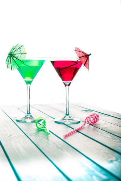 夏季有趣的含酒精和不含酒精的绿色和红色水果鸡尾酒饮料。图片下载