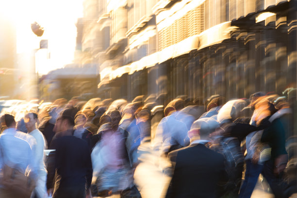 抽象的人群走在一个阳光明媚的城市街道在纽约市图片下载