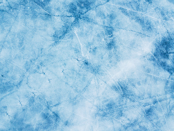 清晰的冰冻湖面上的裂冰特写作为背景图片下载