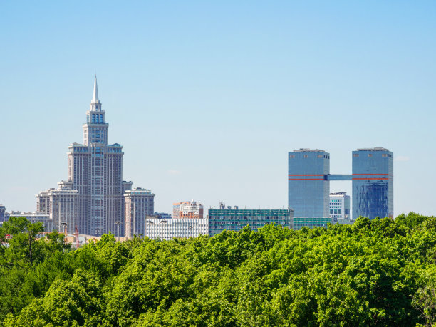 莫斯科机场区建筑和公园的全景图。俄罗斯。图片下载