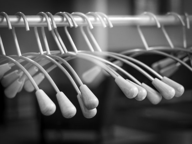 玻璃窗后面有衣架图片下载