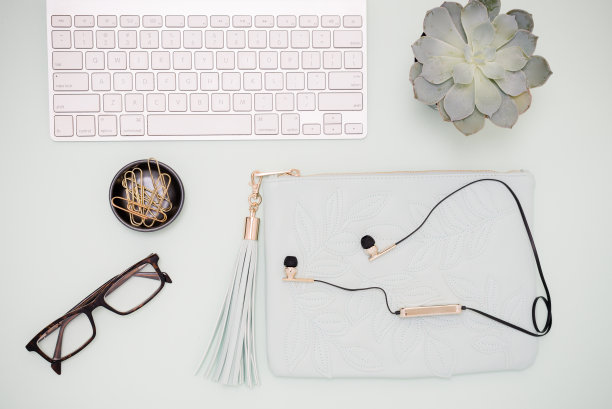 平躺在草地上图片下载