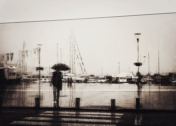 在街道上拿着雨伞的男人的单色视图图片下载