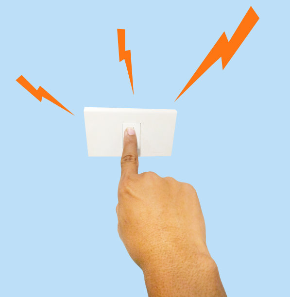 靠近人的手，按下电开关打开灯。在蓝色背景图片下载