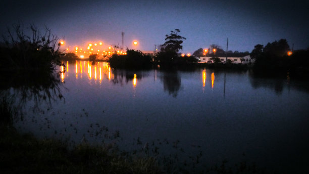 夜晚的湖泊图片下载