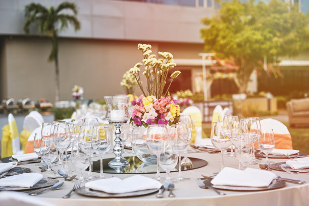 婚宴餐桌上布置鲜花装饰和白色椅子图片下载