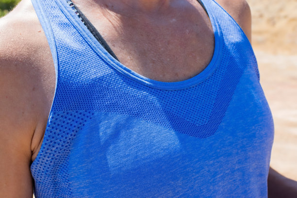 近距离观看女性躯干运动图片下载