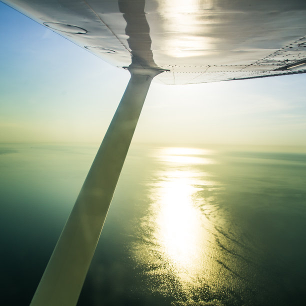 从机翼下的小飞机窗口望出去的波罗的海的美丽航空风景。里加，拉脱维亚，夏天的欧洲。在一个阳光明媚，雾蒙蒙的日子里的真实飞行体验。图片下载