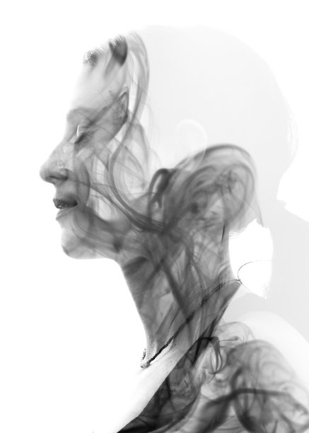 一个年轻女子的双重曝光肖像和烟熏纹理图片下载