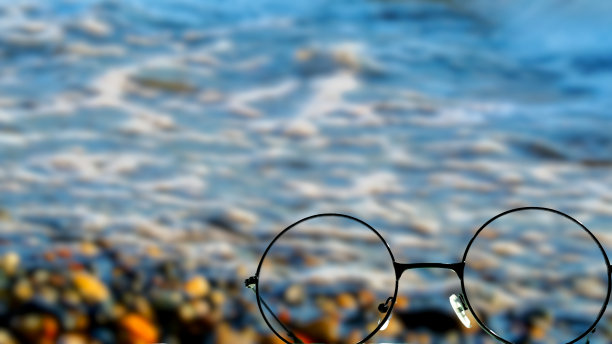 大海透过眼镜图片下载