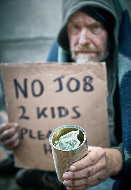 乞丐的牌子上写着:“没有工作，两个孩子，请帮忙。图片下载