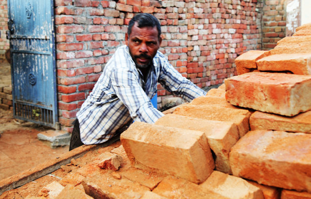 男人装砖图片下载