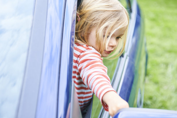 小女孩在车里玩图片下载