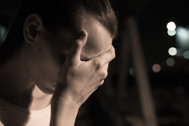 伤心的女人图片下载