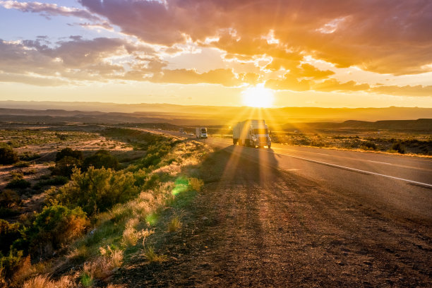 半卡车在州际公路黄昏与Cloudscape图片下载