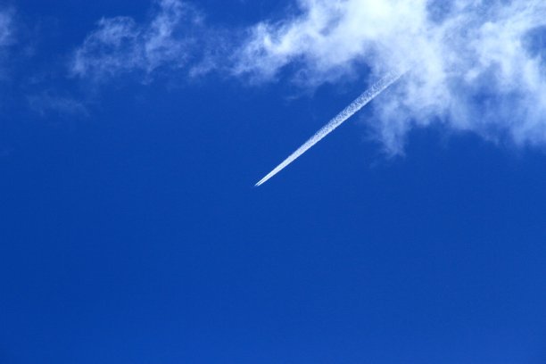 蓝天和飞机云的景色图片下载