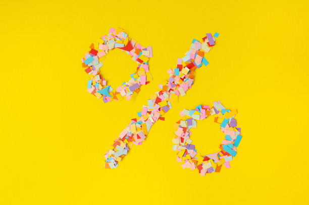 百分比的标志，在彩色纸屑背景上的折扣标志图片下载