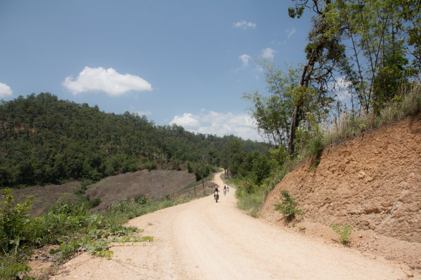 游客在尘土飞扬的土路上，极限越野MX车手。图片下载
