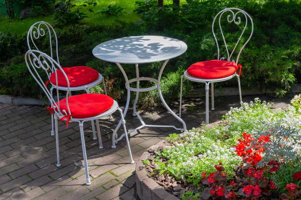 花坛旁街边咖啡馆的桌椅图片下载