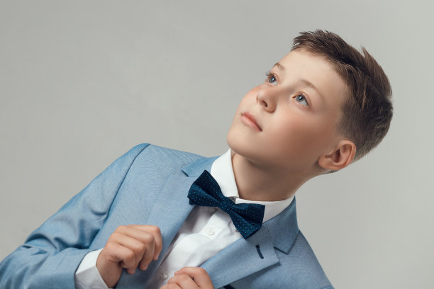 穿着夹克和蝴蝶的男生图片下载