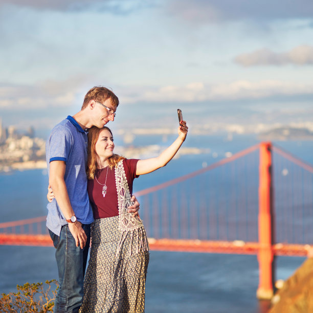 美国旧金山，一对浪漫的情侣在自拍图片下载