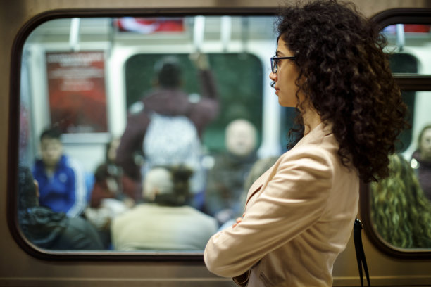 在地铁站等候的年轻女人图片下载