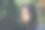 一个年轻女孩的肖像与树叶和植物标本室室外旁边的一棵树图片下载
