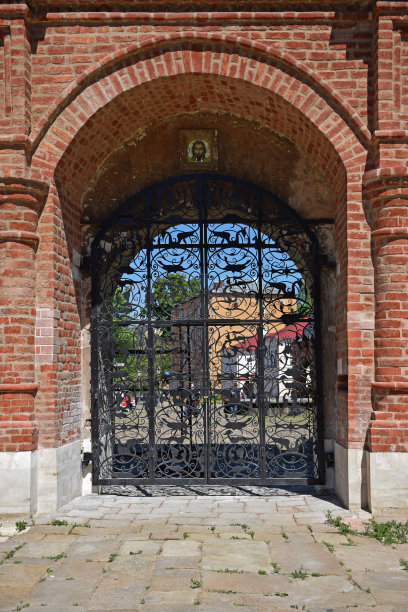 带有金属锻造栅格的入口大门图片下载