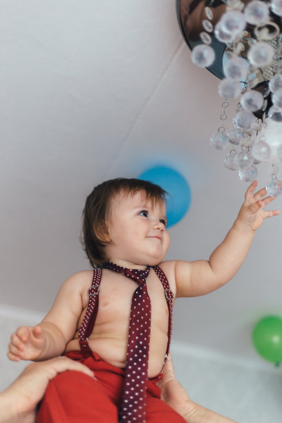 小男孩坐在爸爸背上偷东西图片下载