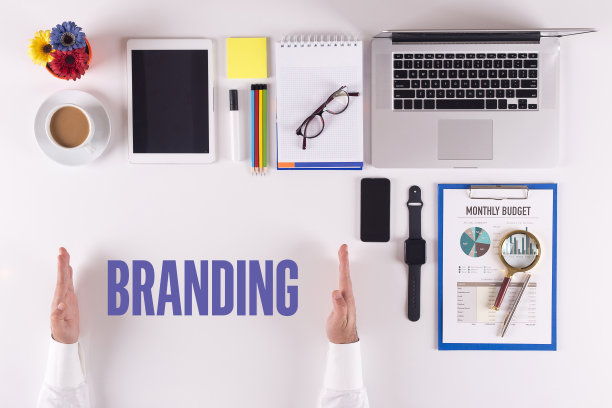 商人在办公桌上展示品牌概念素材图片